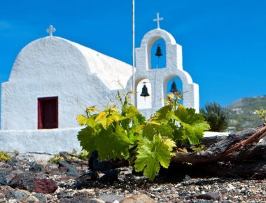 Το Πάσχα μένουμε Ελλάδα: 10 κλασικοί προορισμοί με ιδιαίτερα έθιμα (φωτό)